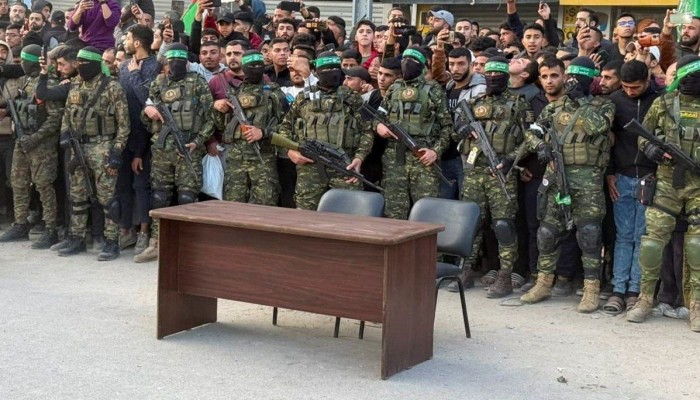 القسام تسلم الصليب الأحمر 3 أسيرات صهيونيات وسط قطاع غزة