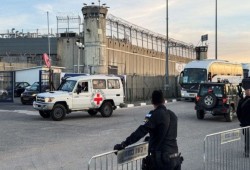 خروج أول دفعة من الفلسطينيين في صفقة تبادل الأسرى مع الاحتلال