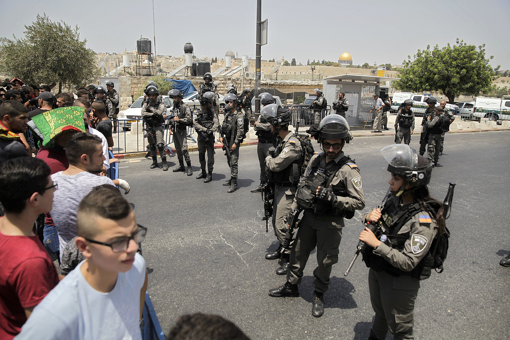 الاحتلال يشدد إجراءاته العسكرية في الضفة ويغلق مداخل المدن