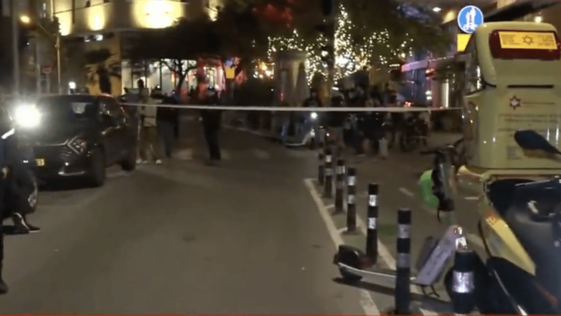 4 إصابات بعملية طعن في تل أبيب واستشهاد المنفذ