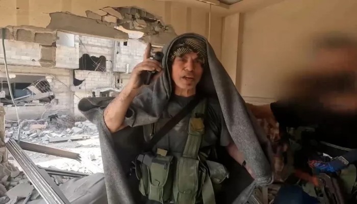 مشاهد نادرة.. القائد الشهيد يحيى السنوار يتجوّل في غزة بين المقاتلين