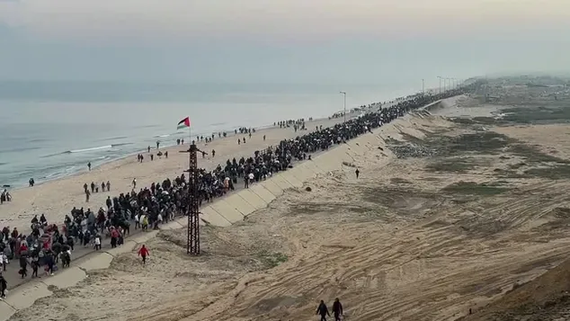 مشهد تاريخي.. بدء عودة مئات آلاف النازحين إلى شمال وادي غزة