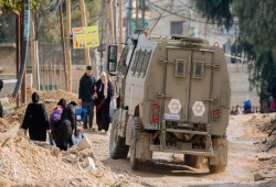 الاحتلال يقتحم مدنا وبلدات في الضفة ويهدد عائلات الأسرى