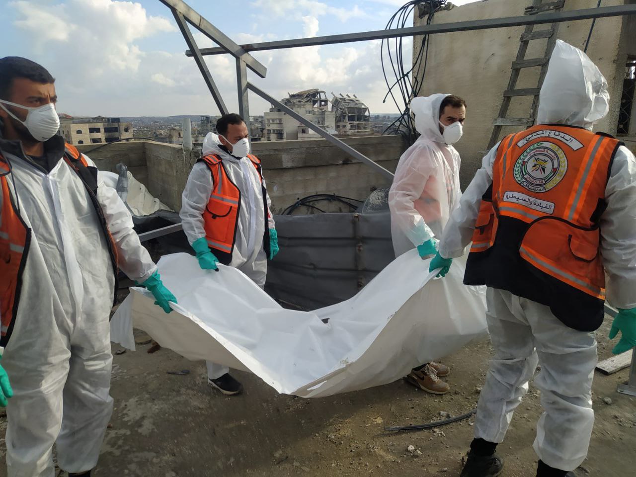 انتشال 25 شهيداً من تحت أنقاض المنازل بغزة