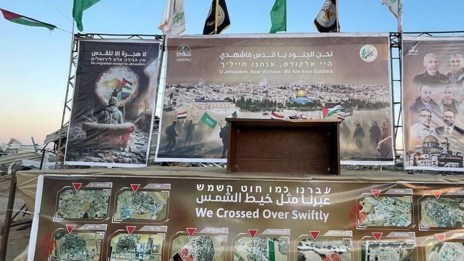 رسائل المقاومة خلال عملية تسليم الأسرى.. ساعة وسلسلة وعتاد