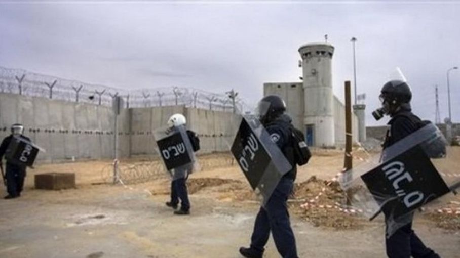 اعتداء صهيوني على الأسرى بسجن عوفر.. وحماس تعلق