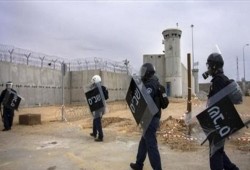 اعتداء صهيوني على الأسرى بسجن عوفر.. وحماس تعلق