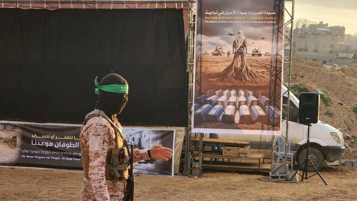 المقاومة تسلم جثامين 4 أسرى صهاينة قتلهم الاحتلال في عدوانه على غزة