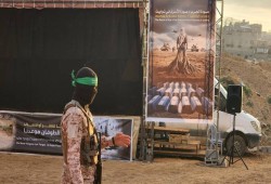 المقاومة تسلم جثامين 4 أسرى صهاينة قتلهم الاحتلال في عدوانه على غزة