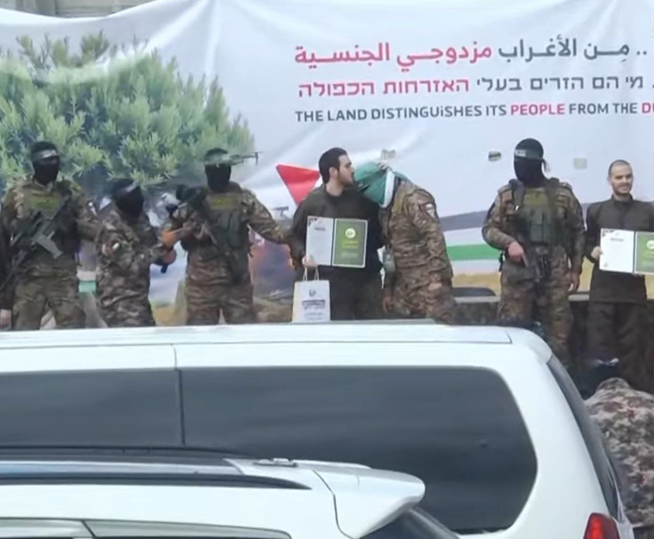 أسير صهيوني يقبل رأس أحد عناصر القسام في النصيرات