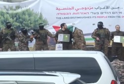 أسير صهيوني يقبل رأس أحد عناصر القسام في النصيرات