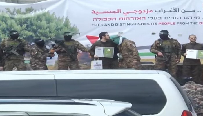 أسير صهيوني يقبل رأس أحد عناصر القسام في النصيرات