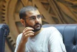 نقل والدة علاء عبد الفتاح إلى المستشفى بعد 150 يوماً من الإضراب