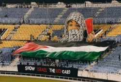 ملاعب العالم تدعم فلسطين وترفع البطاقة الحمراء بوجه الاحتلال