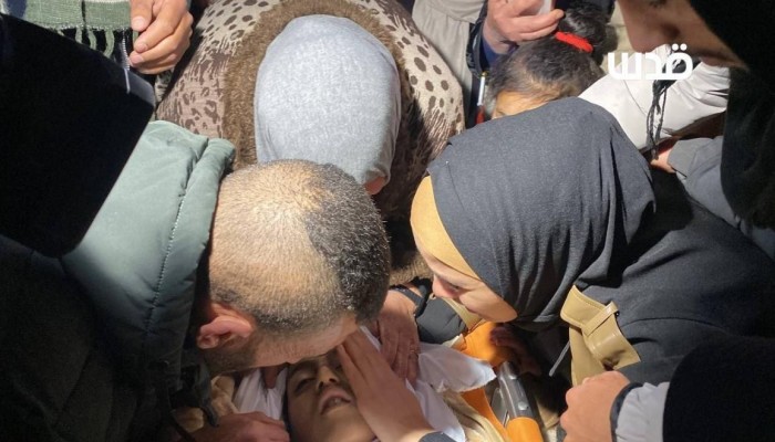 الجارديان توثق استشهاد الطفل أيمن الهيموني في الخليل برصاص الاحتلال