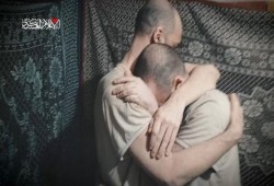 القسام تنشر فيديو لأسير صهيوني يطلب من نتنياهو إتمام اتفاق غزة