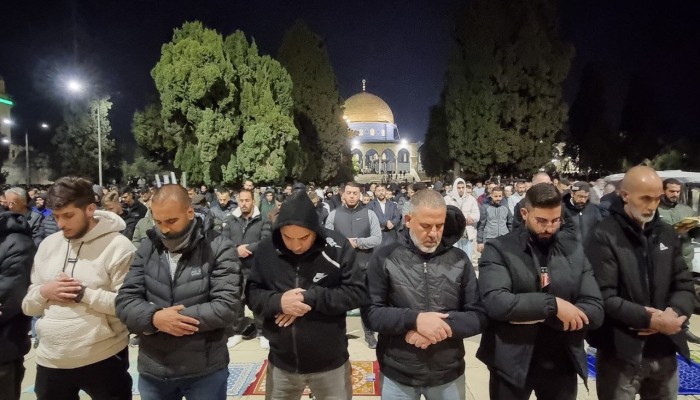 80 ألفًا يصلّون العشاء والتراويح في المسجد الأقصى