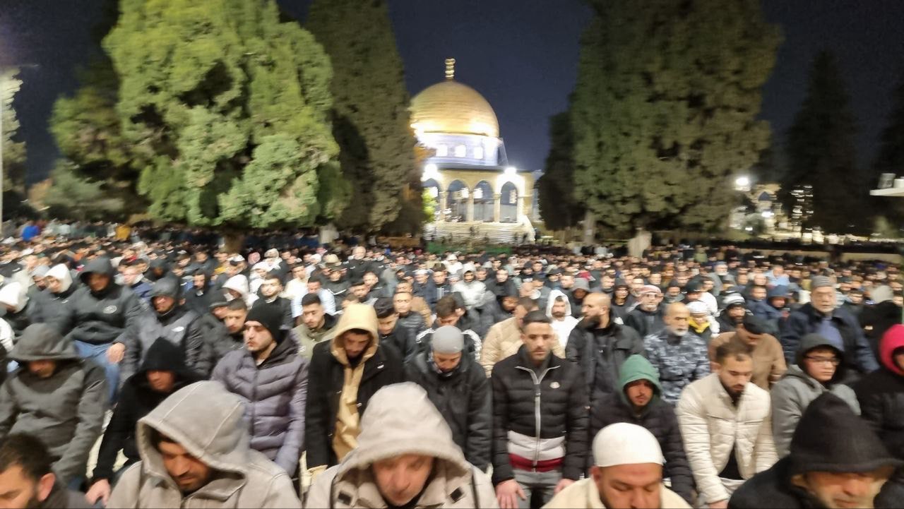 85 ألفًا يؤدون صلاتي العشاء والتراويح في الأقصى برغم قيود الاحتلال