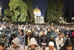 85 ألفًا يؤدون صلاتي العشاء والتراويح في الأقصى برغم قيود الاحتلال