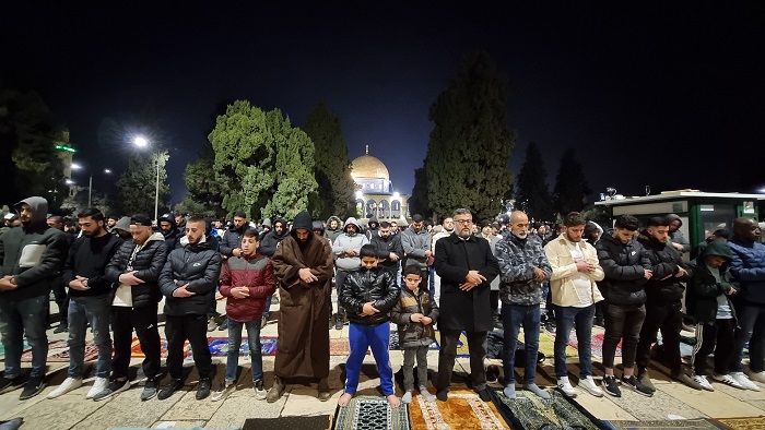 60ألفا يؤدون صلاتي العشاء والتراويح في رحاب الأقصى