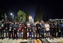 60ألفا يؤدون صلاتي العشاء والتراويح في رحاب الأقصى