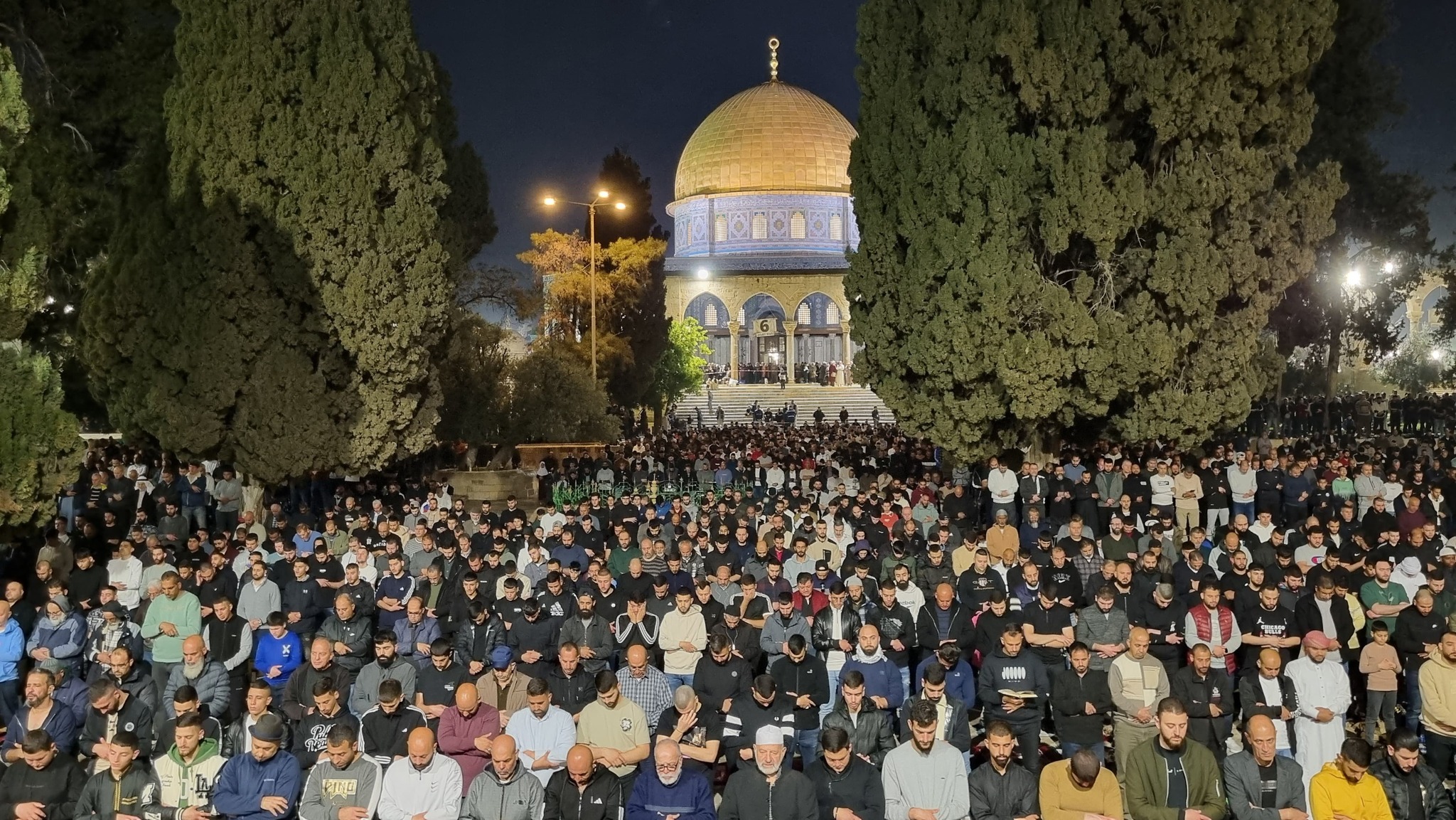 100 ألف يؤدون صلاتي العشاء والتراويح في المسجد الأقصى