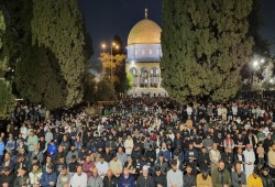 100 ألف يؤدون صلاتي العشاء والتراويح في المسجد الأقصى