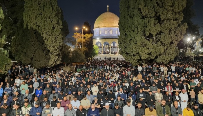 100 ألف يؤدون صلاتي العشاء والتراويح في المسجد الأقصى