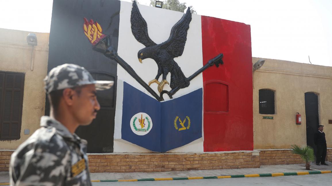 داخلية الانقلاب تقرر تغريب 17 معتقلاً  احتجوا على سوء أوضاعهم