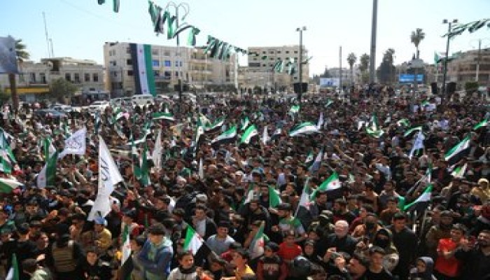 احتفالات حاشدة بذكرى الثورة السورية.. مروحيات الجيش تلقي الورود