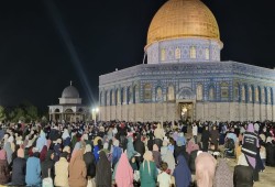 70 ألفًا يؤدون صلاتي العشاء والتراويح في الأقصى