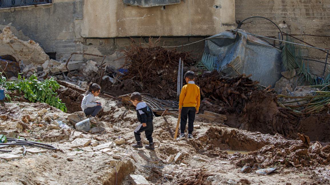 قوات الاحتلال تجبر عائلات في مخيم طولكرم على إخلاء منازلهم بالقوة