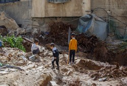 قوات الاحتلال تجبر عائلات في مخيم طولكرم على إخلاء منازلهم بالقوة