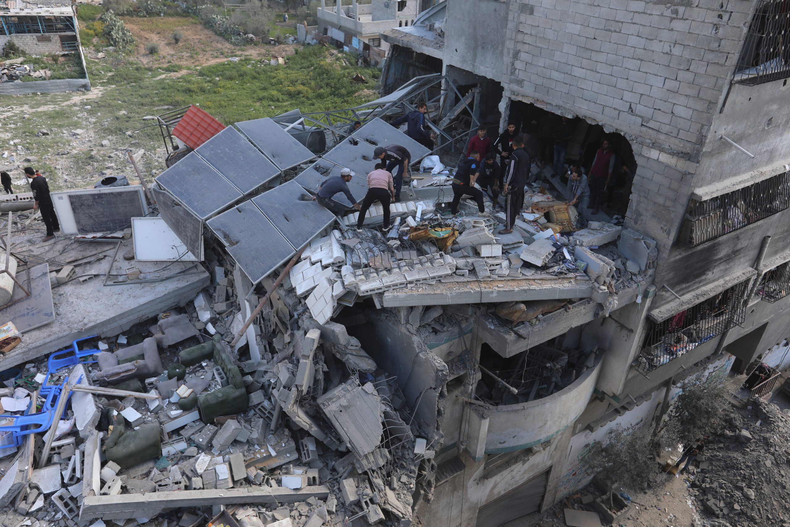 جيش الاحتلال يواصل عدوانه على غزة ويتوغل غربي بيت لاهيا