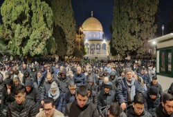 عشرات الآلاف يصلون العشاء والتراويح في الأقصى