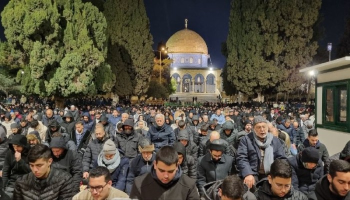 عشرات الآلاف يصلون العشاء والتراويح في الأقصى