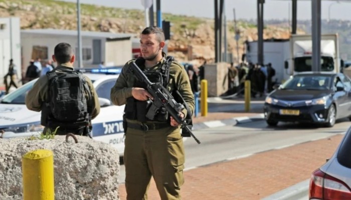 849 حاجزاً عسكرياً في الضفة تعيق حياة الفلسطينيين وتقيد تحركاتهم