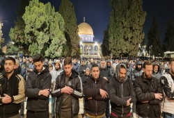 عشرات الآلاف يؤدون صلاتي العشاء والتراويح في الأقصى