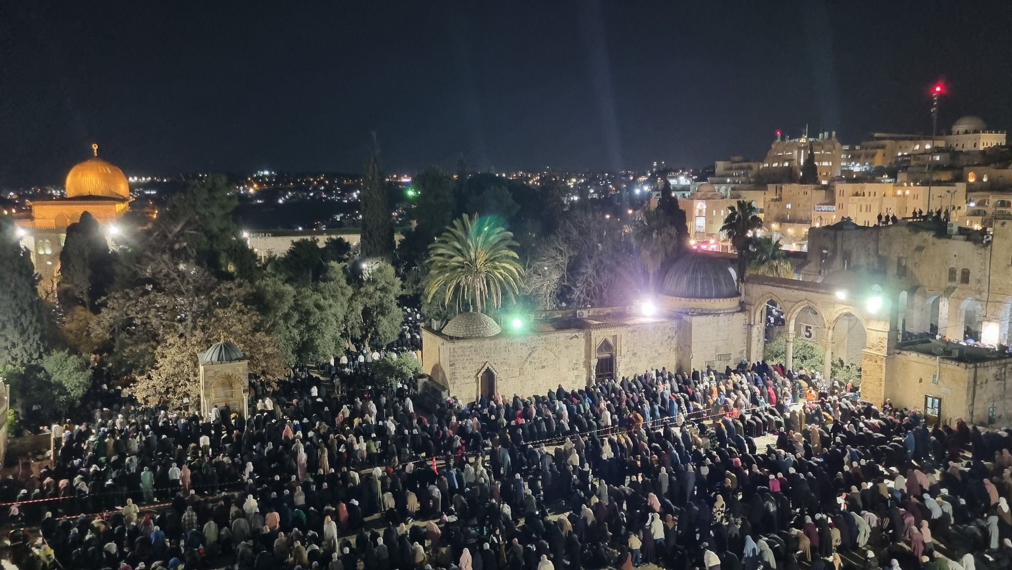 180 ألفًا يؤدون صلاتي العشاء والتراويح في الأقصى