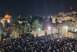 180 ألفًا يؤدون صلاتي العشاء والتراويح في الأقصى