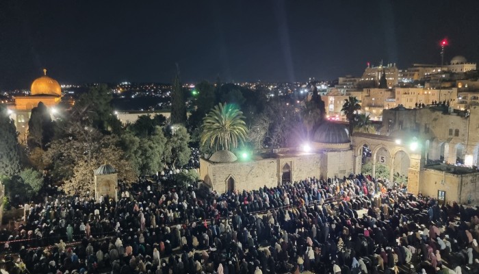 180 ألفًا يؤدون صلاتي العشاء والتراويح في الأقصى