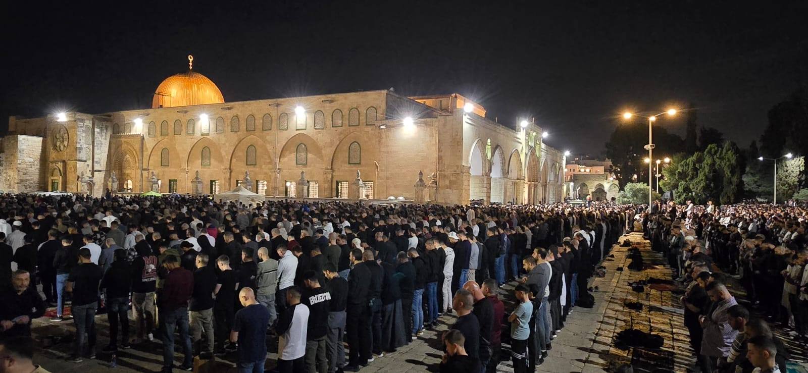 100 ألف يؤدون صلاتي العشاء والتراويح بالمسجد الأقصى