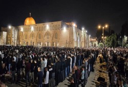 100 ألف يؤدون صلاتي العشاء والتراويح بالمسجد الأقصى