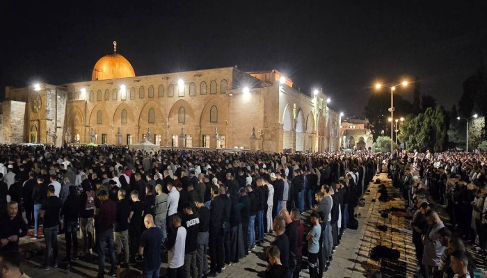 100 ألف يؤدون صلاتي العشاء والتراويح بالمسجد الأقصى