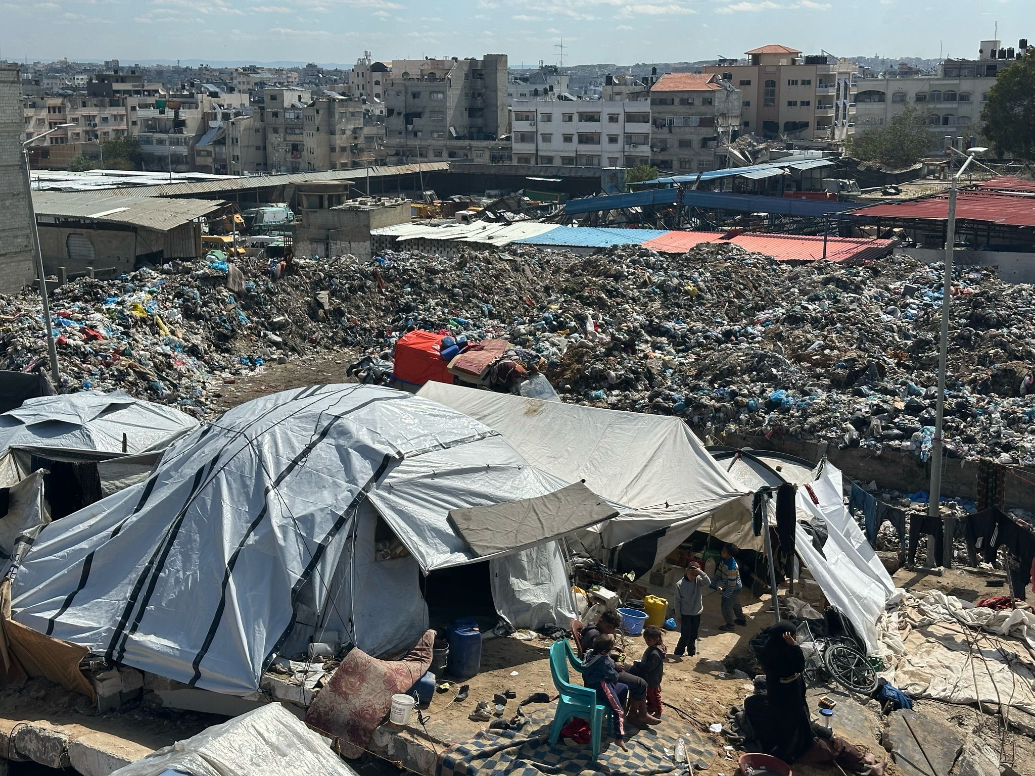 الأونروا تحذر من مخاطر صحية مع تراكم النفايات في غزة