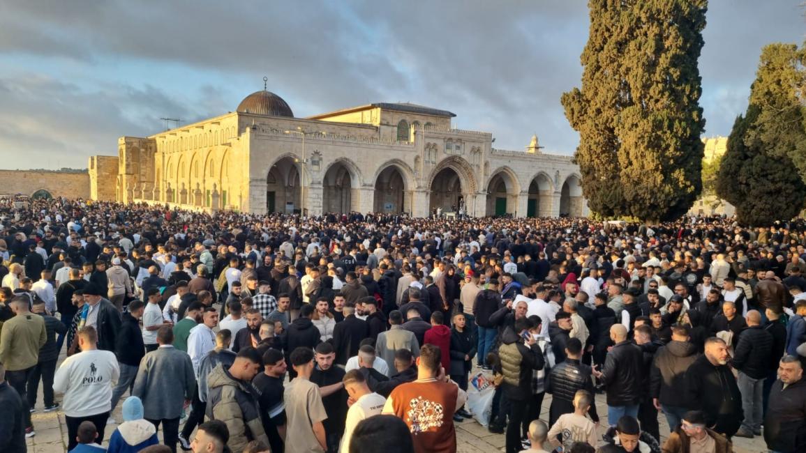 120 ألفاً يؤدون صلاة العيد في الأقصى ومساجد الضفة تدعو للتضامن مع غزة