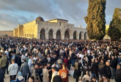 120 ألفاً يؤدون صلاة العيد في الأقصى ومساجد الضفة تدعو للتضامن مع غزة