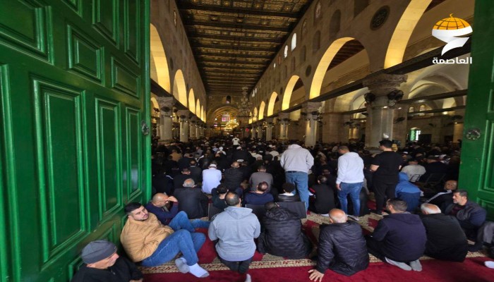 عشرات الآلاف يؤدون صلاة الجمعة في المسجد الأقصى