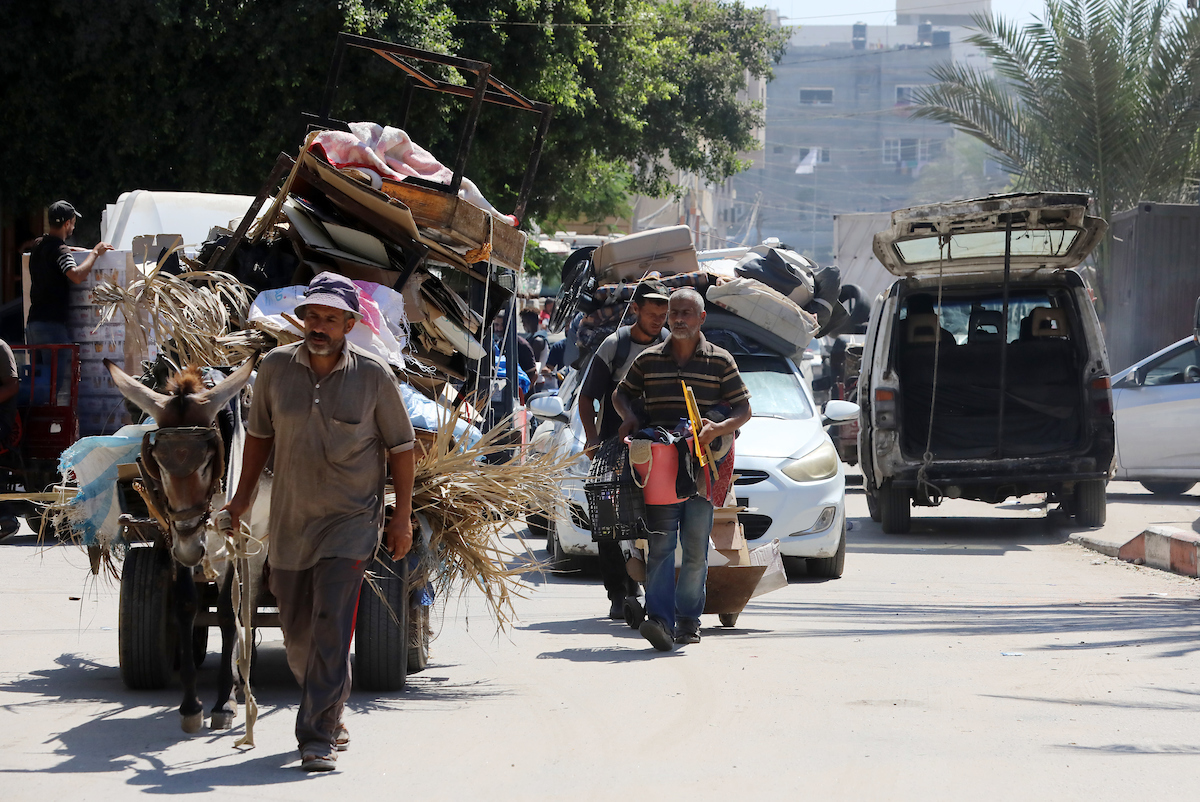 المئات ينزحون جنوبي خانيونس تحت تهديد الاحتلال بالقصف