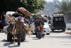 المئات ينزحون جنوبي خانيونس تحت تهديد الاحتلال بالقصف